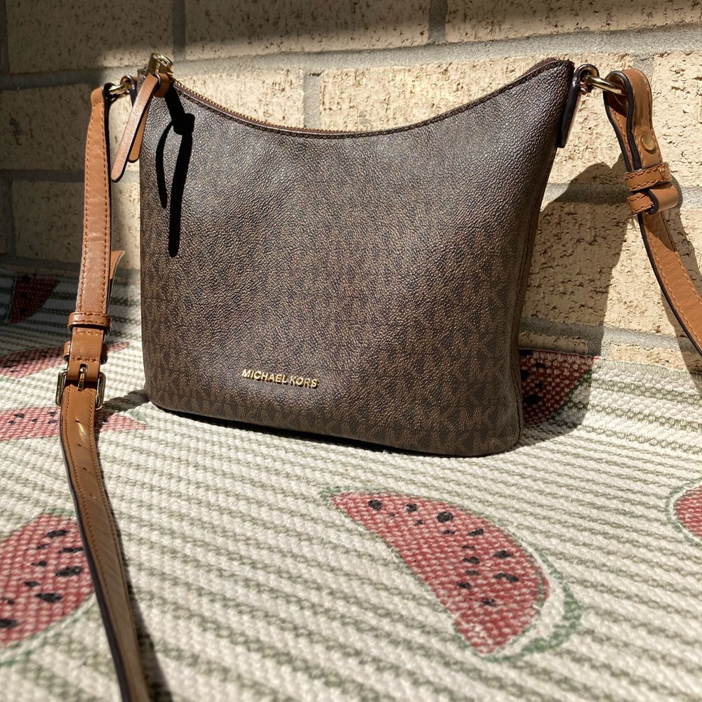 Michael Kors Brown Lupita Messenger Bucket Bag Crossbody Crescent Shape Purse - Picture 1 of 16